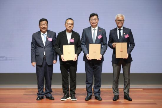 6.許正中先生為林天行先生、劉智鵬教授及吳志華博士頒發聘書 (550x366).JPG