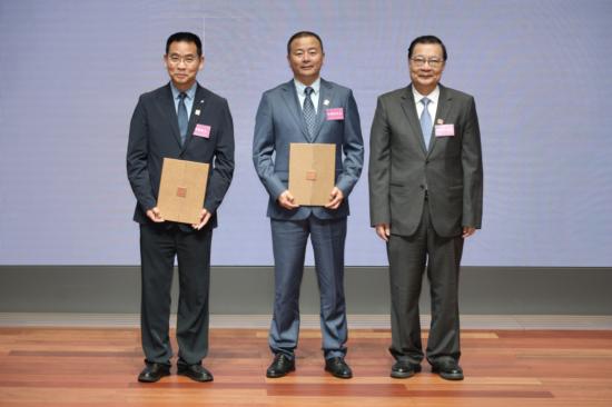 8.譚耀宗先生為汪建初教授、黃誠教授頒發聘書 (550x366).JPG