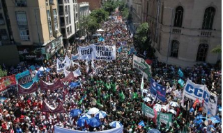 【视频】阿根廷举行全国大罢工 反对政府经济新政