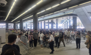 【视频】重阳节小假期香港市民北上 多个口岸大排长龙