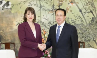 上海市长龚正晤英国财政大臣里夫斯 冀加强经贸金融合作