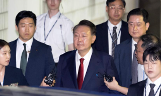 韩国万余名民众就戒严事件集体起诉尹锡悦夫妇
