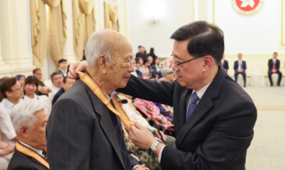 【视频】抗日战争胜利80周年李家超向抗战老兵等颁纪念章
