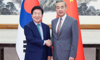 王毅会见韩国总统特使朴炳锡 韩方指新政府愿推动中韩关系重回正轨