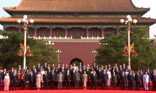 抗战胜利80周年｜习近平与夫人迎接参加纪念大会外国元首并握手