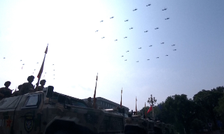 抗战胜利80周年｜阅兵分列式开始 空中护旗梯队组成80字样