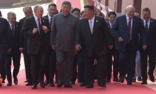 九三阅兵｜习近平同出席纪念大会的各国嘉宾登上天安门城楼