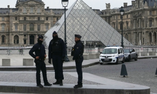 【视频】卢浮宫大劫案案情披露 马克龙重申加强遗产保护