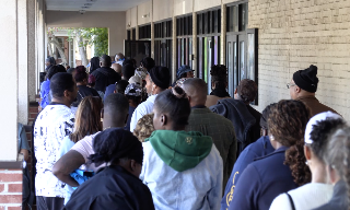 美政府“停摆”三周整 食品救济摊位前排起长队