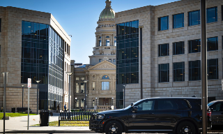 美国怀俄明州议会大厦发现疑似爆炸装置　州长等人被紧急疏散