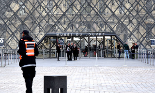 卢浮宫遭抢文物未投保 分析称追回可能性低