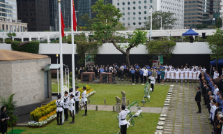 香港特区政府重阳节悼念卫港英烈 陈国基献上花圈