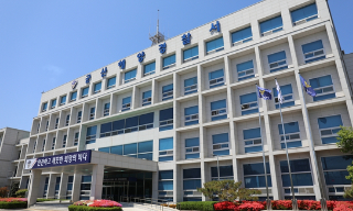 一艘中国渔船在韩国群山附近海域倾...